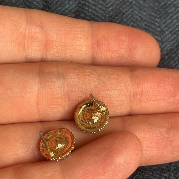 Stud earrings emerald colour crystals round shaped gold tone perfect condition - Picture 3 of 3